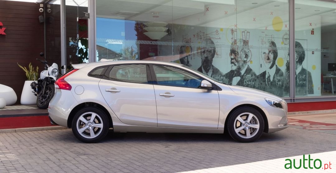 2017' Volvo V40 photo #5