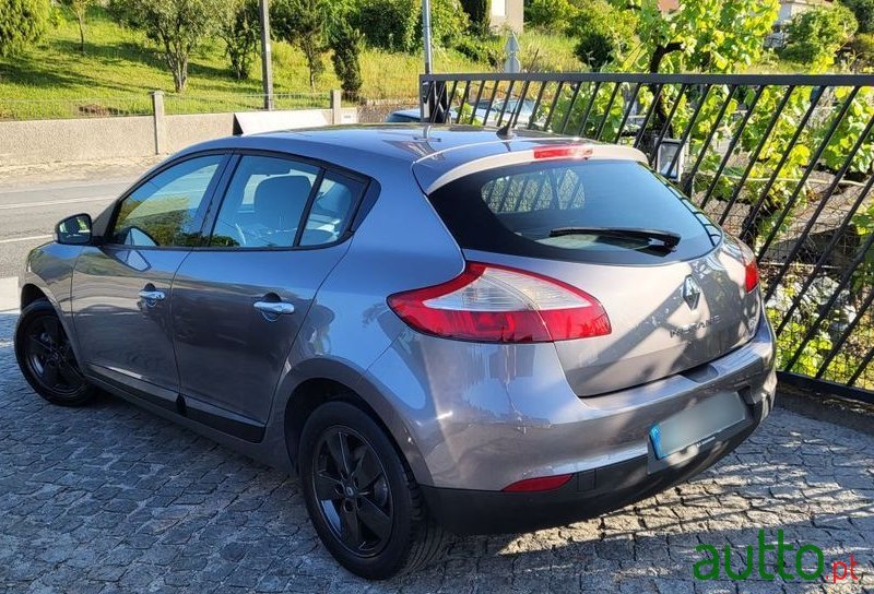 2010' Renault Megane Ver-1-5-Dci-Dynamique photo #3