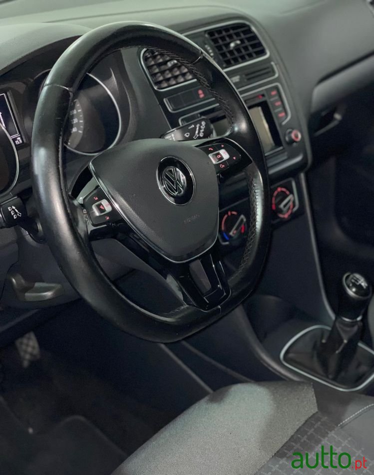2014' Volkswagen Polo photo #6
