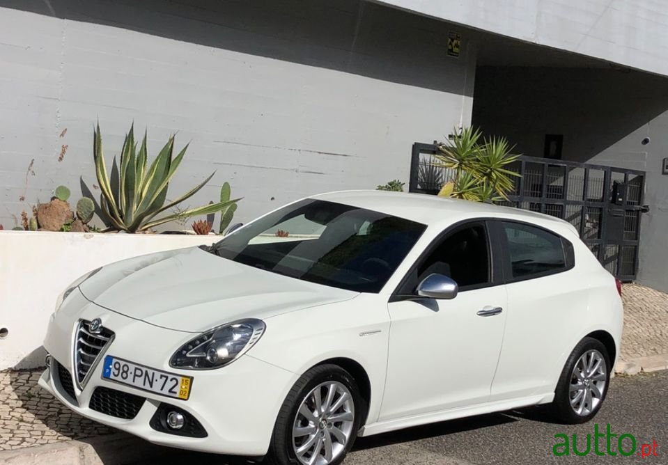 2015' Alfa Romeo Giulietta photo #4
