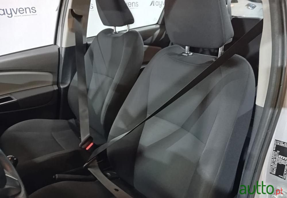 2014' Toyota Auris 1.4 D-4D Active photo #4