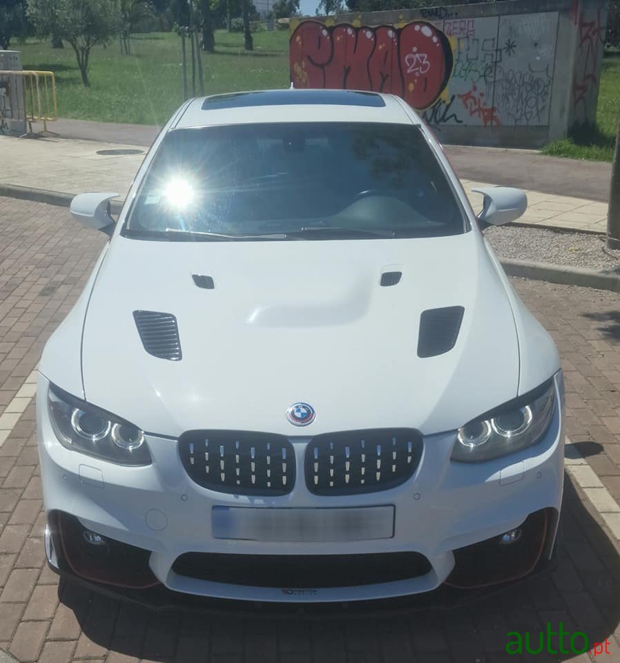 2010' BMW 320 photo #1