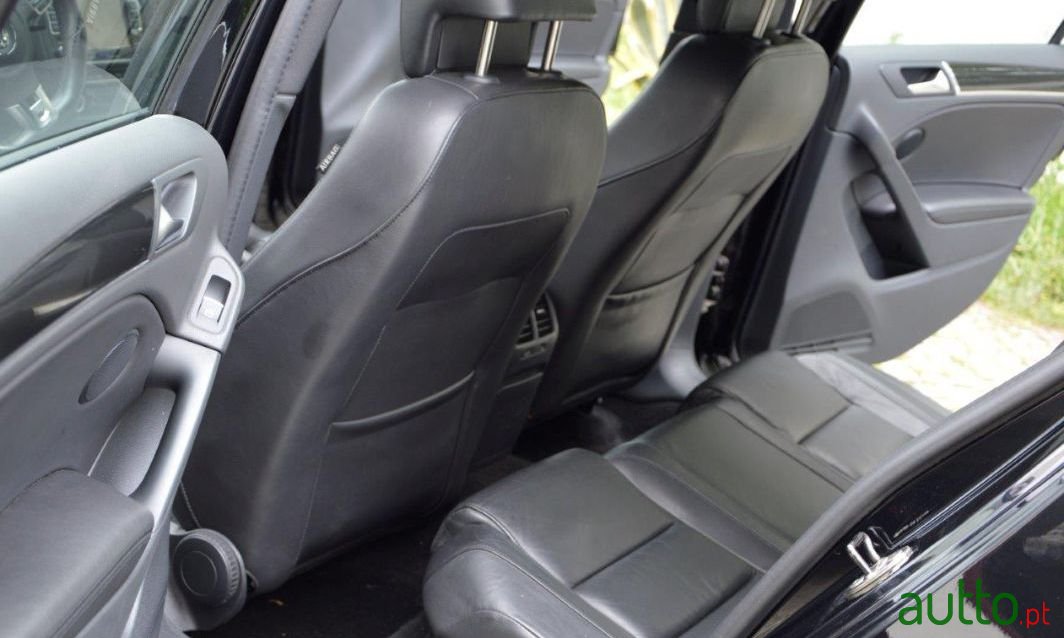 2009' Volkswagen Golf photo #2