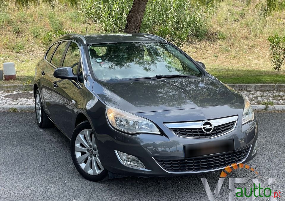 2012' Opel Astra Sports Tourer photo #1