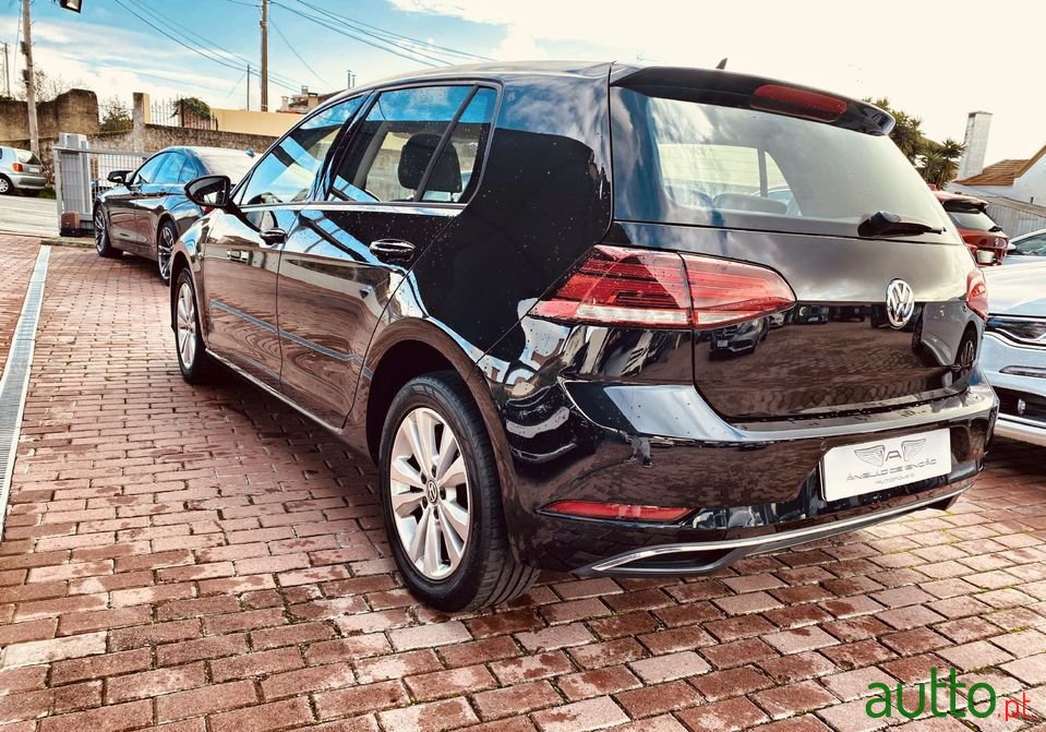 2017' Volkswagen Golf photo #3