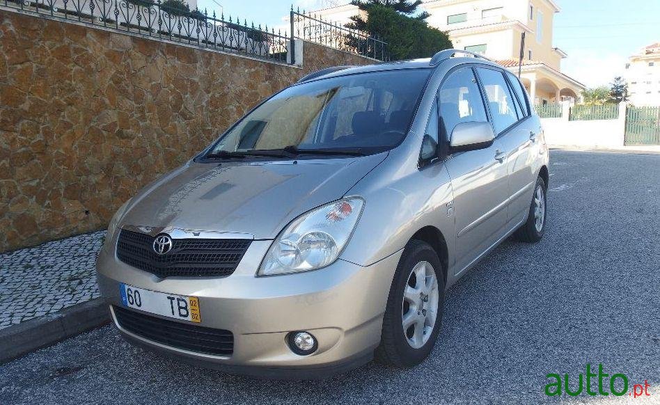 2002' Toyota Corolla Verso photo #1