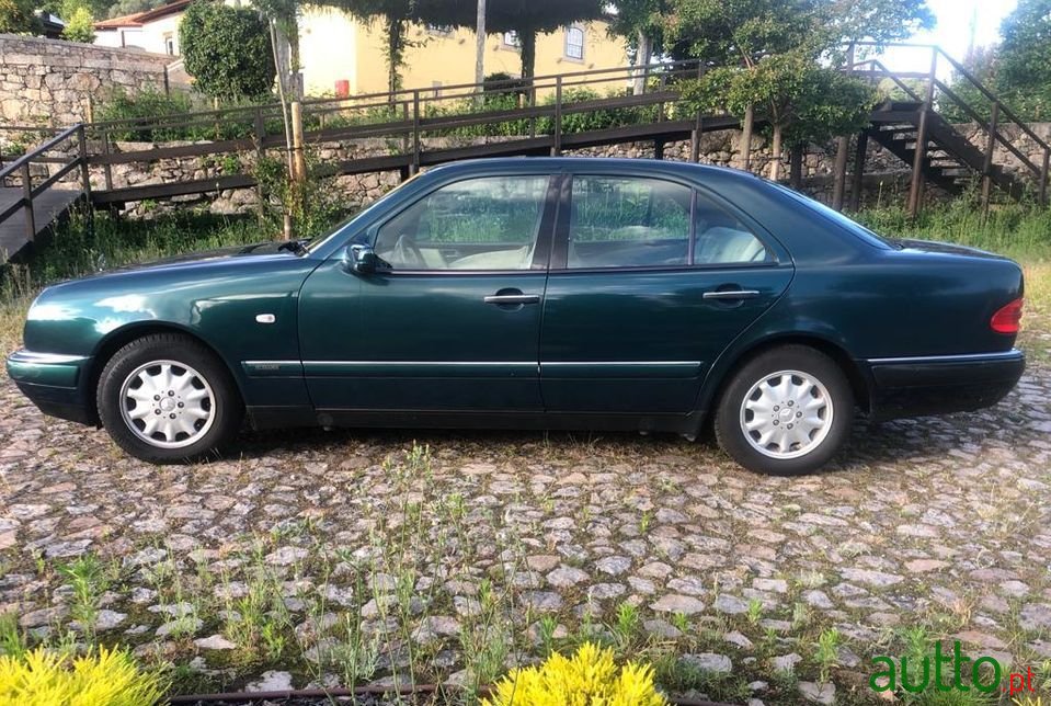 1996' Mercedes-Benz E-220 photo #3