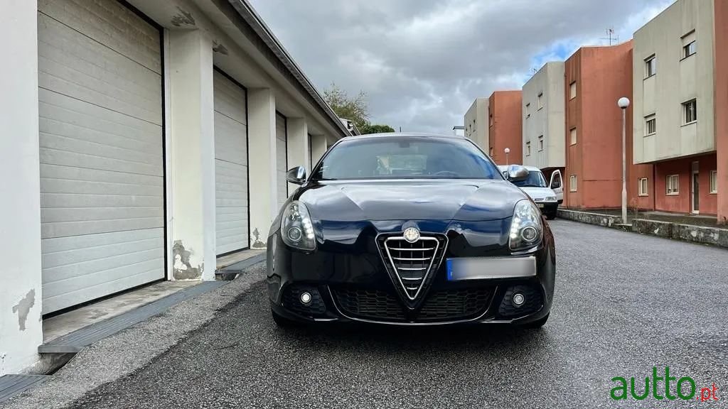 2013' Alfa Romeo Giulietta photo #2