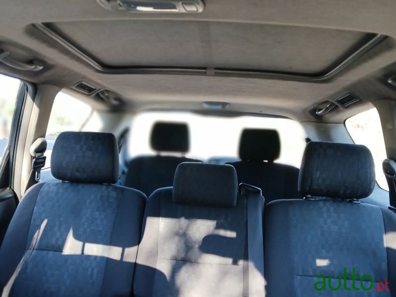 2002' Toyota Avensis Verso photo #4