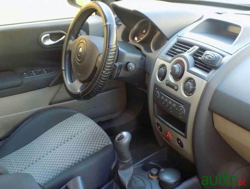 2005' Renault Megane photo #1