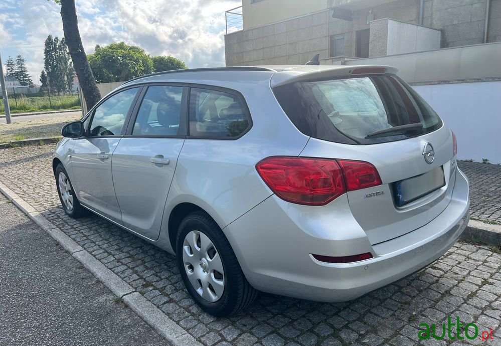 2011' Opel Astra Sports Tourer photo #4