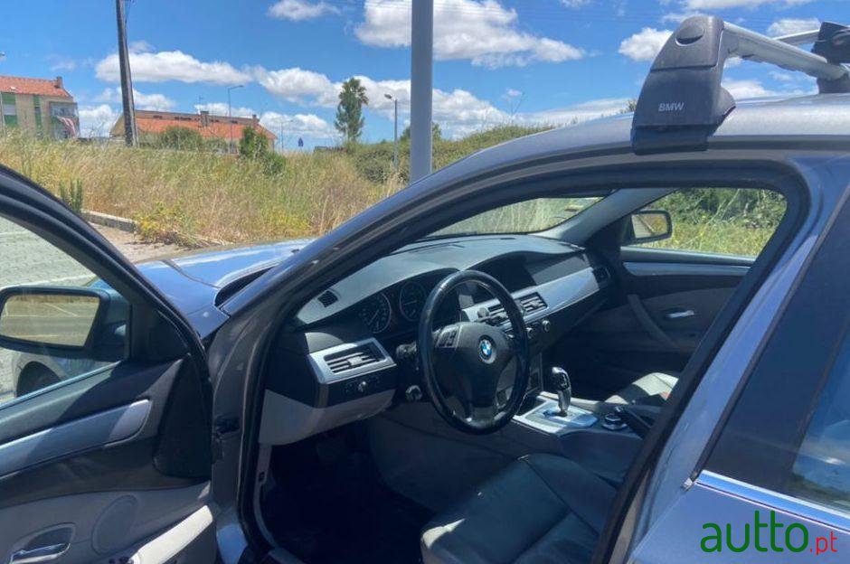 2009' BMW 520 Viatura Nacional photo #1