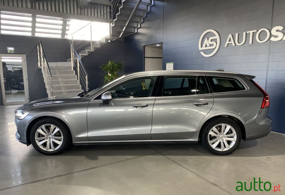 2019' Volvo V60 photo #2