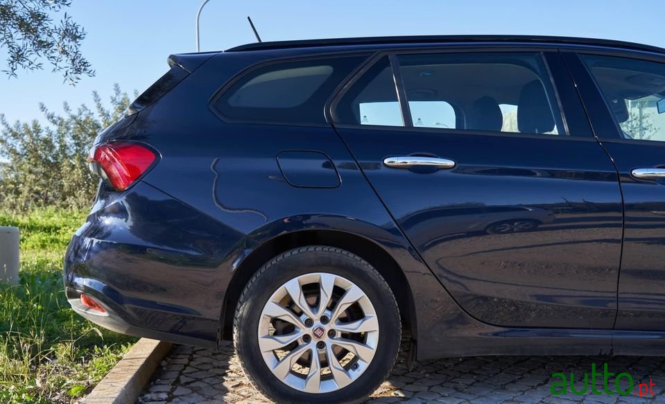 2017' Fiat Tipo Station Wagon photo #3