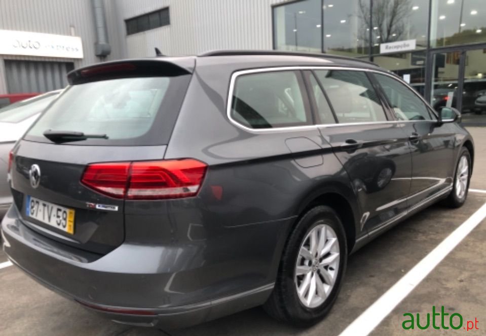 2017' Volkswagen Passat Variant photo #3