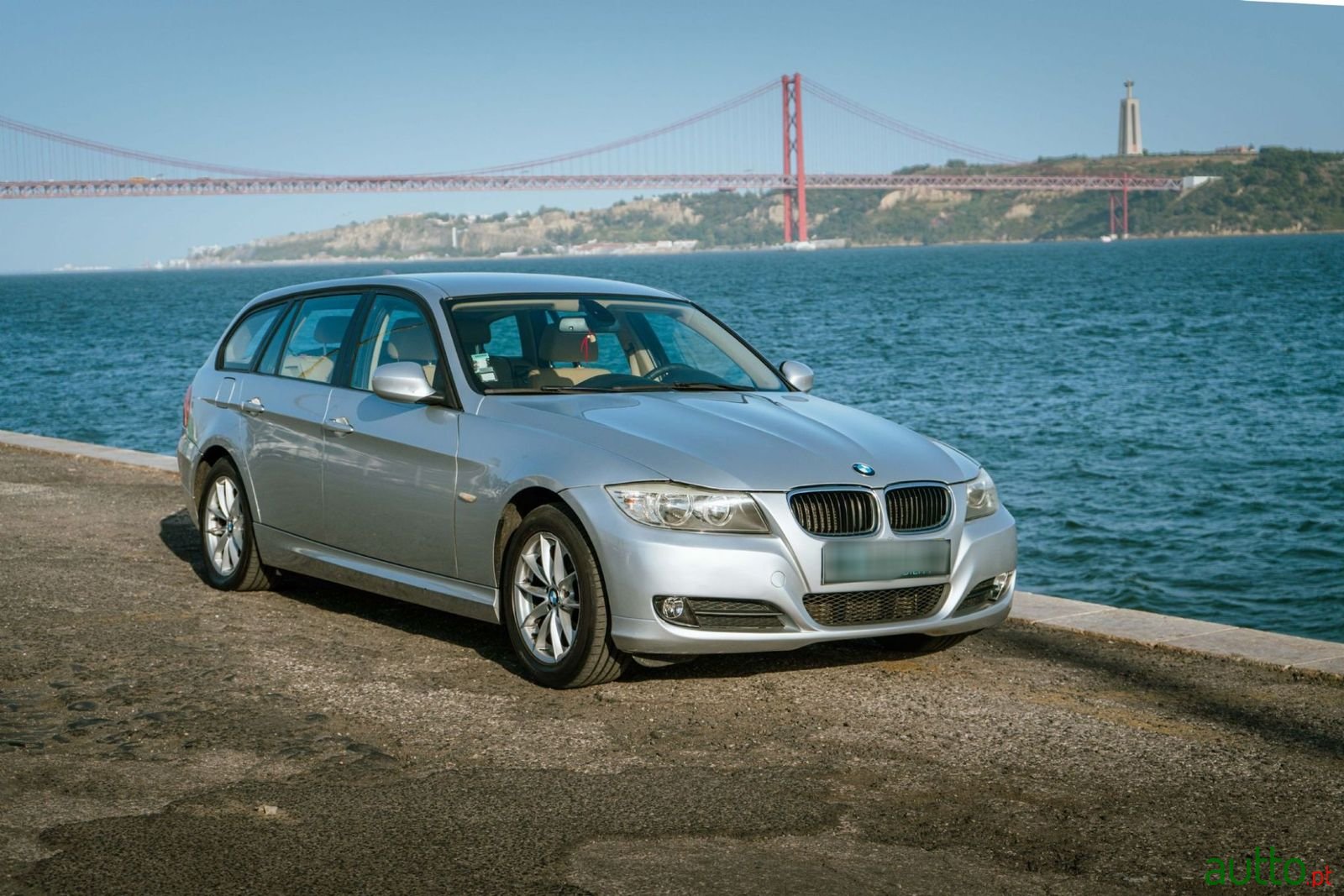 2011' BMW 320 photo #1