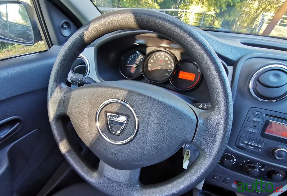 2013' Dacia Sandero photo #6