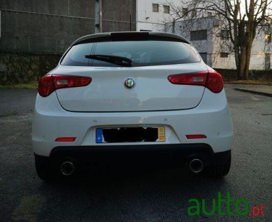 2011' Alfa Romeo Giulietta 2.0 photo #1