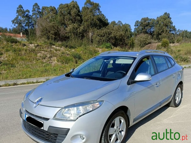 2011' Renault Megane photo #3