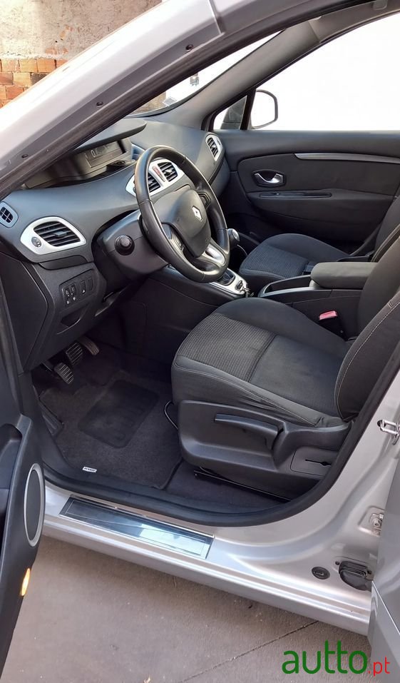 2009' Renault Grand Scenic photo #2