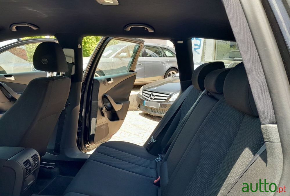 2010' Volkswagen Passat Variant photo #6