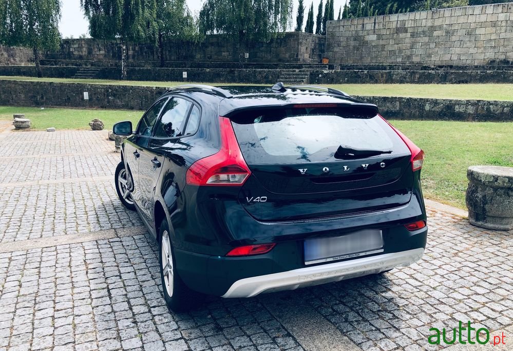 2013' Volvo V40 Cross Country photo #3