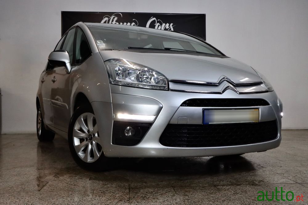 2011' Citroen C4 Picasso photo #2