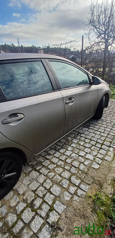 2014' Toyota Auris Touring Sports photo #3