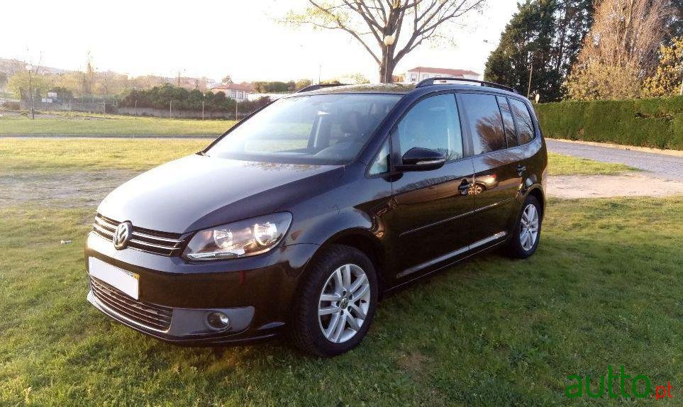 2011' Volkswagen Touran photo #2