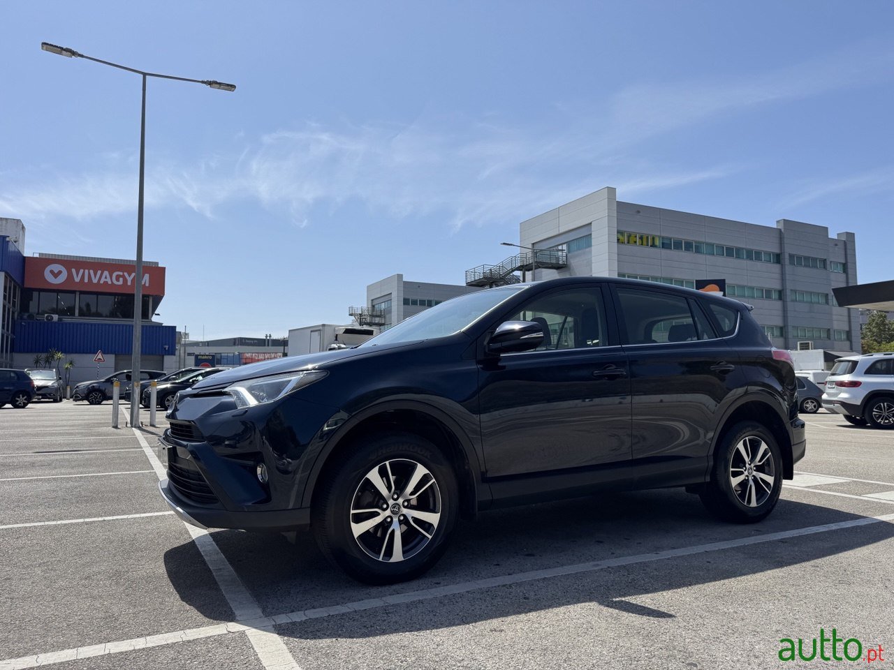 2018' Toyota RAV4 4x2 photo #5