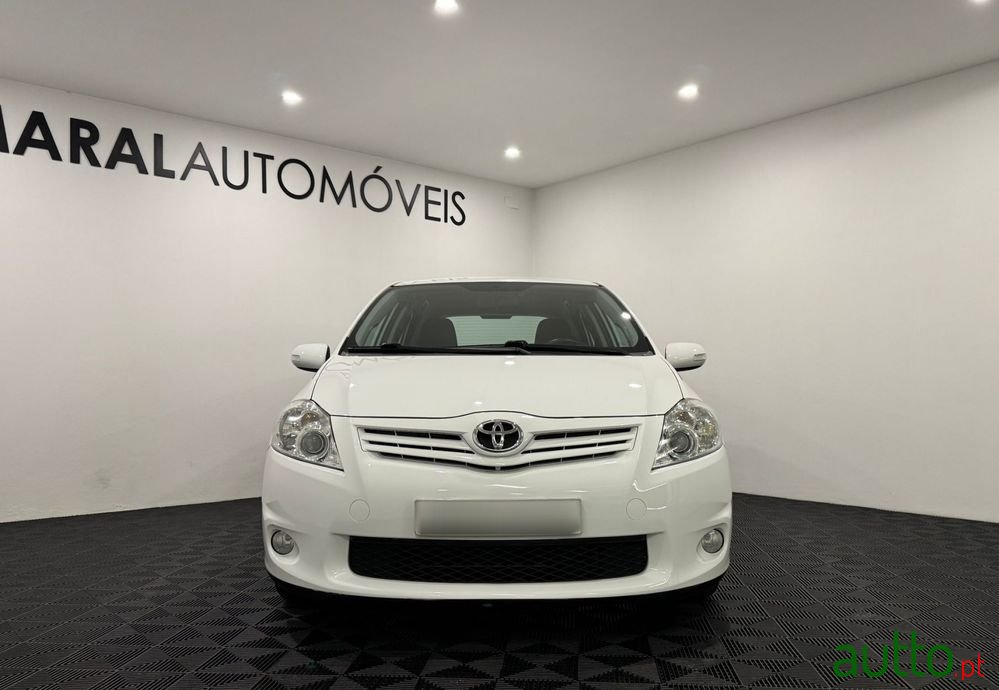 2010' Toyota Auris photo #2