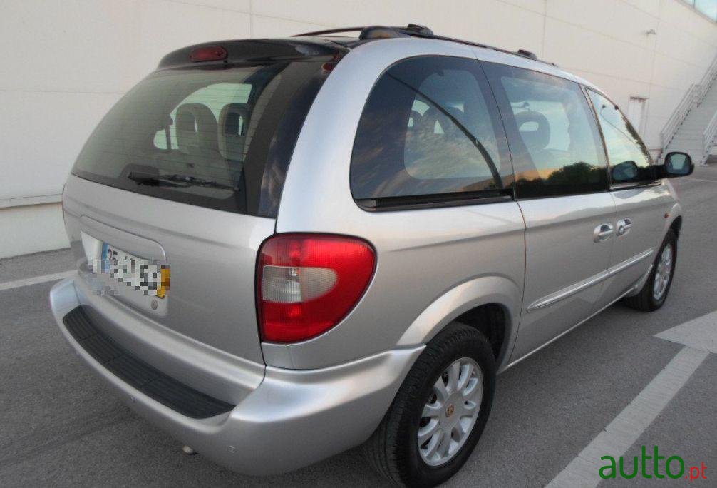 2002' Chrysler Voyager 2.5 CRD LX photo #2
