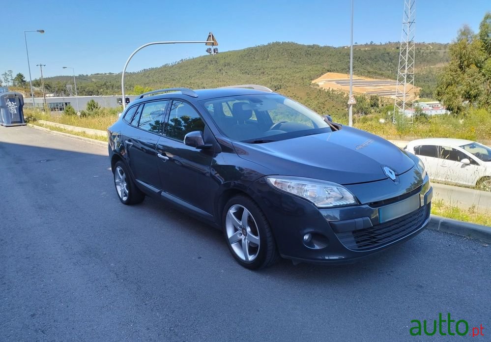 2010' Renault Megane Sport Tourer photo #5