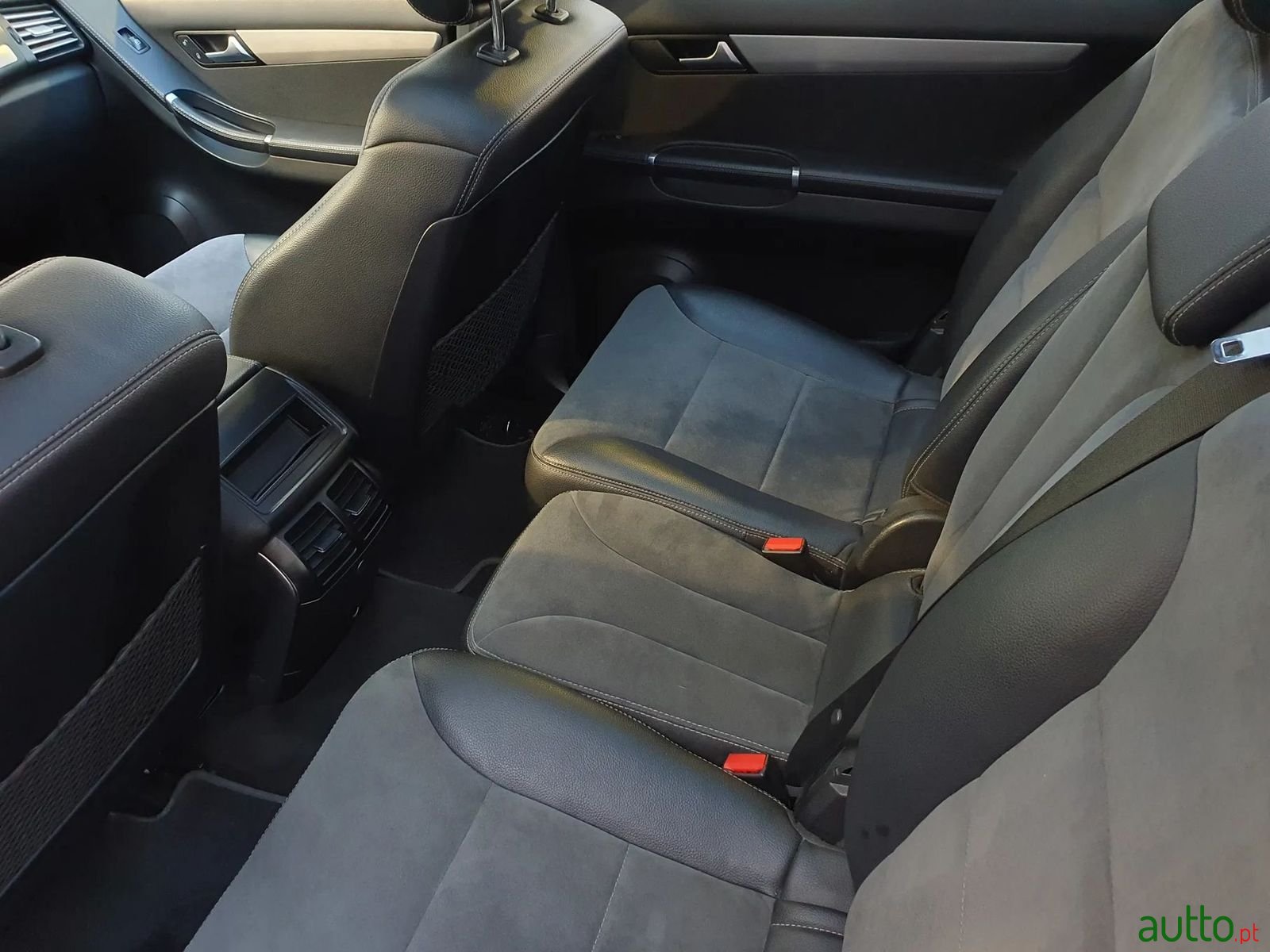 2011' Mercedes-Benz R-350 photo #6