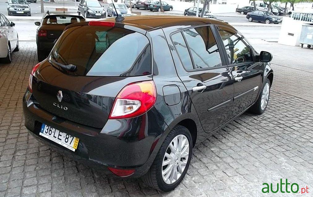 2010' Renault Clio 1.5 dCi Dynamique S photo #2