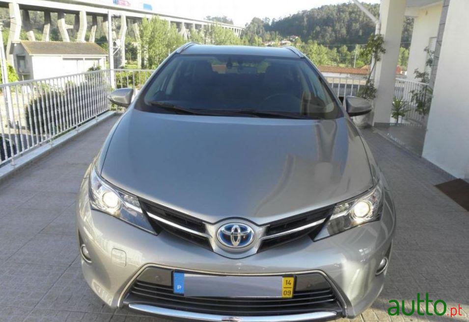 2014' Toyota Auris Touring Sports photo #2
