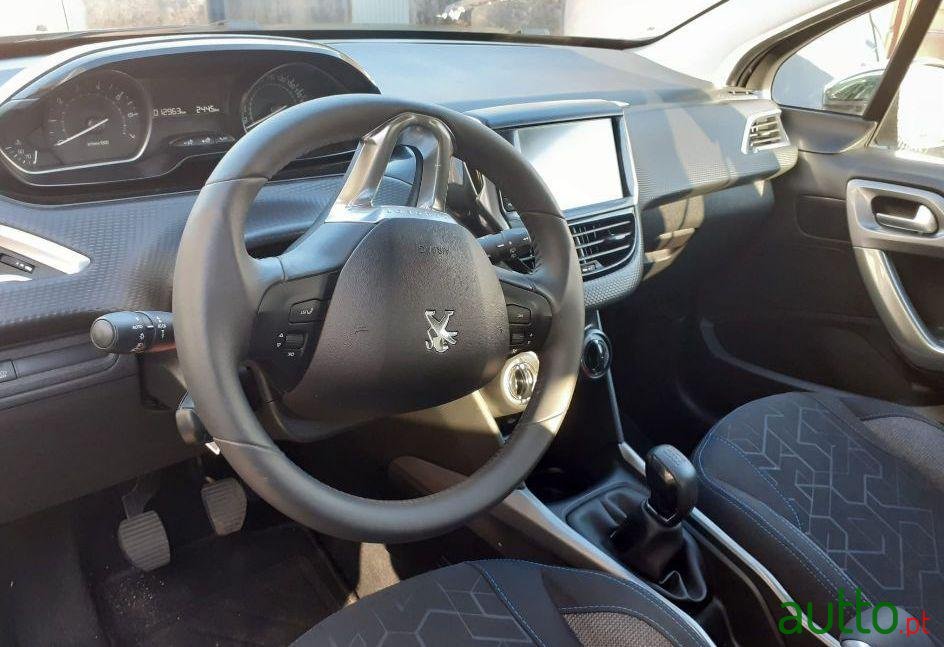 2019' Peugeot 2008 photo #2