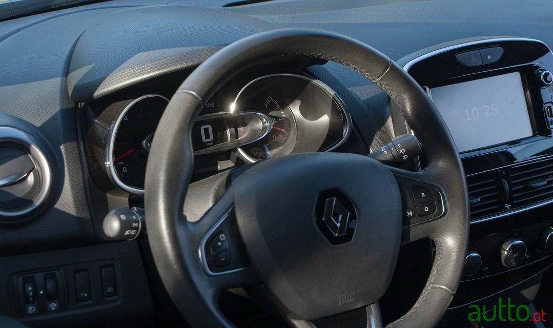 2016' Renault Clio Sport Tourer photo #5