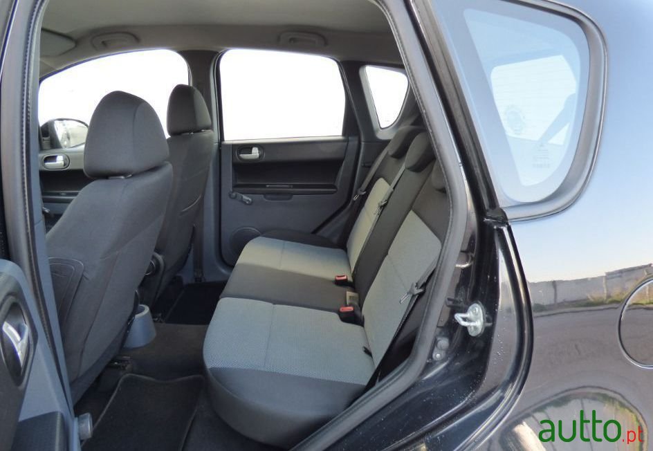 2010' Mitsubishi Colt photo #2