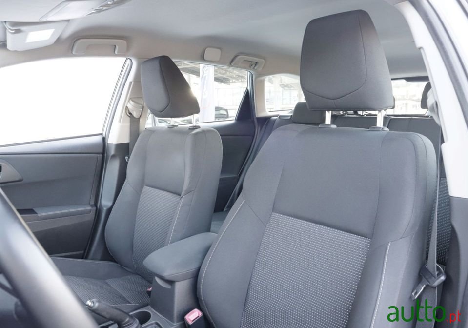 2014' Toyota Auris Touring Sports photo #4