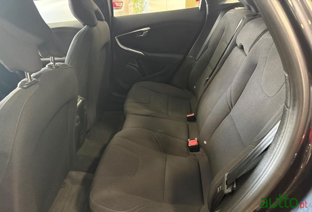 2017' Volvo V40 photo #5