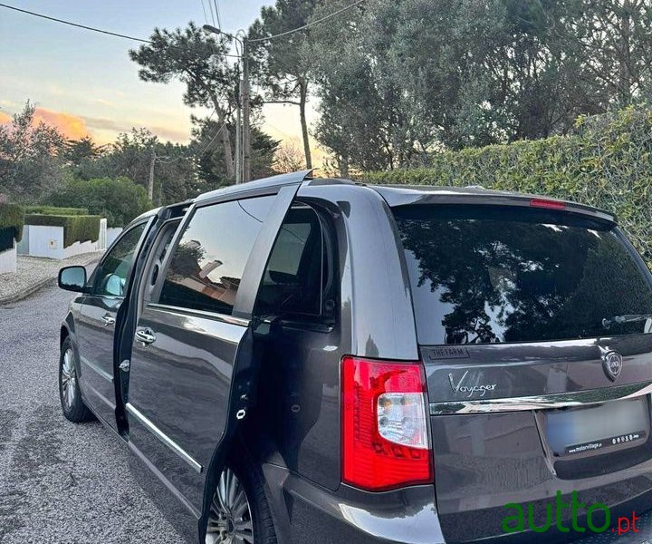 2015' Lancia Voyager photo #5