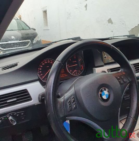 2009' BMW 320 photo #1