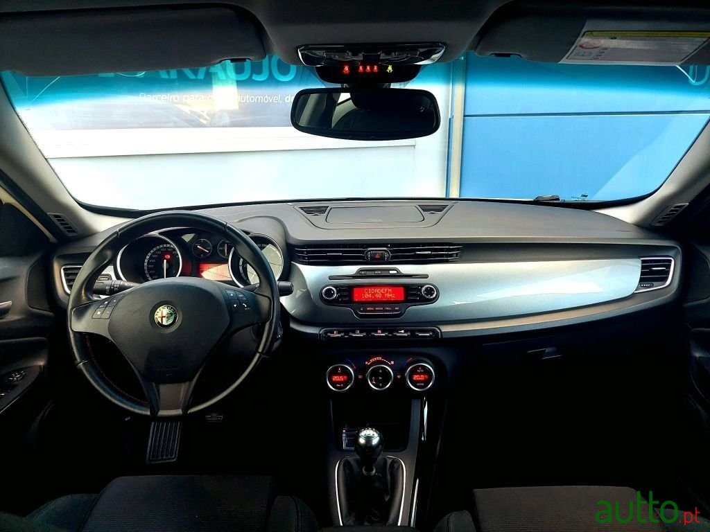 2013' Alfa Romeo Giulietta photo #2