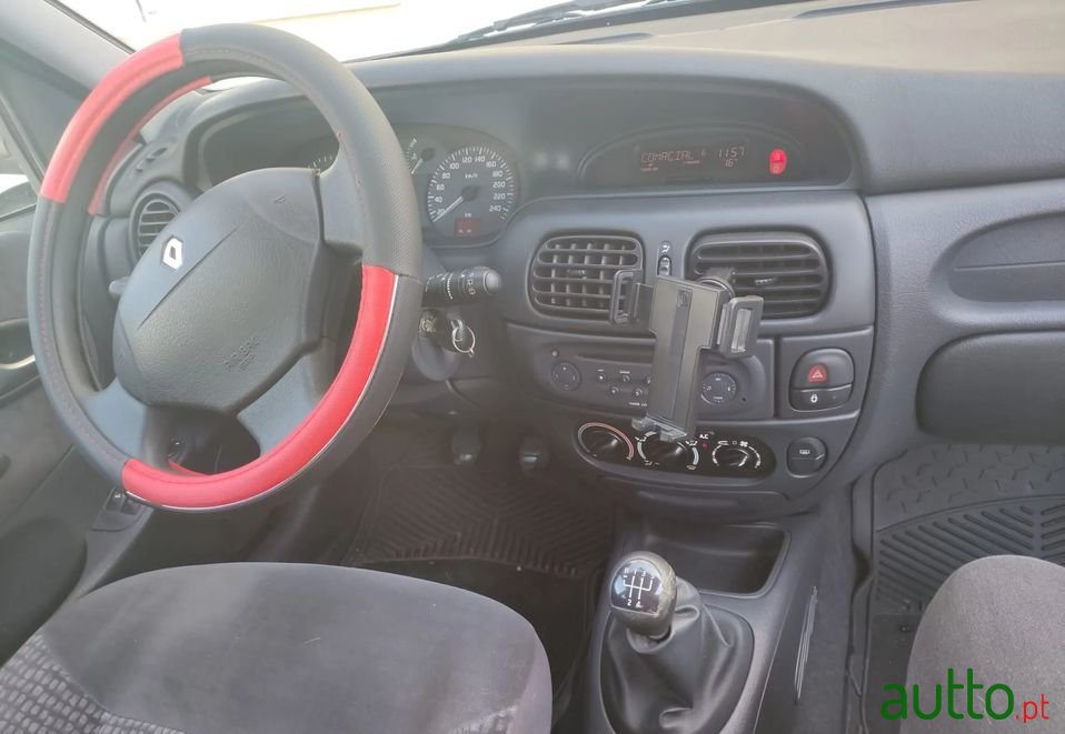 2002' Renault Megane photo #2