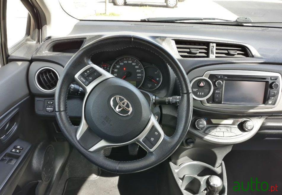2011' Toyota Yaris photo #3