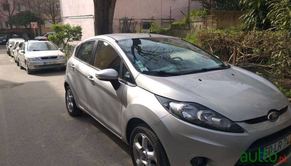 2011' Ford Fiesta photo #2