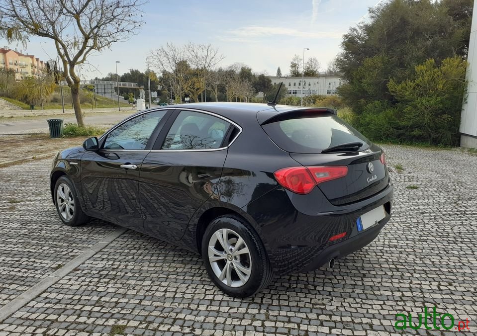 2012' Alfa Romeo Giulietta photo #2
