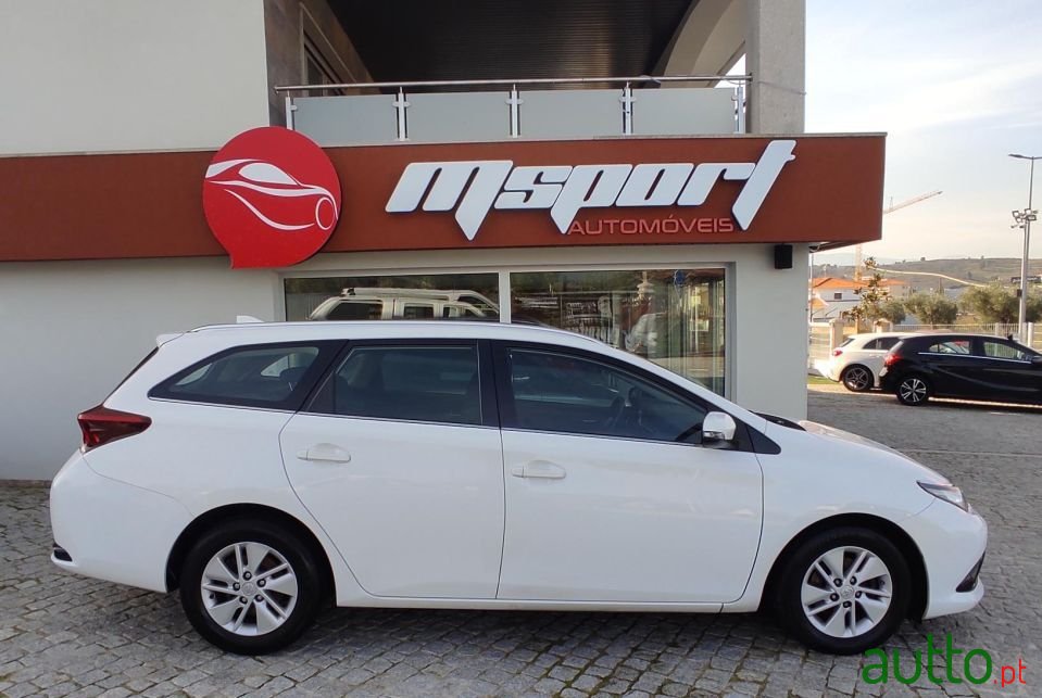 2017' Toyota Auris Touring Sports photo #1