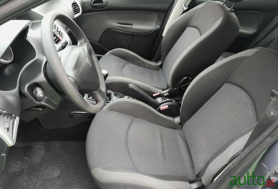 2010' Peugeot 206 Plus 1.1 photo #2